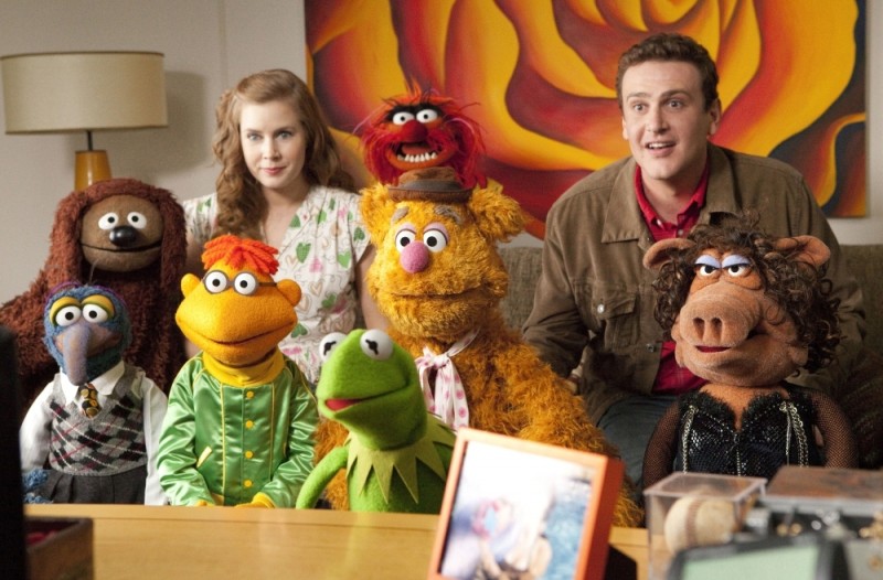 I Muppet: Jason Segel insieme a Amy Adams e Rowlf the Dog, Scooter