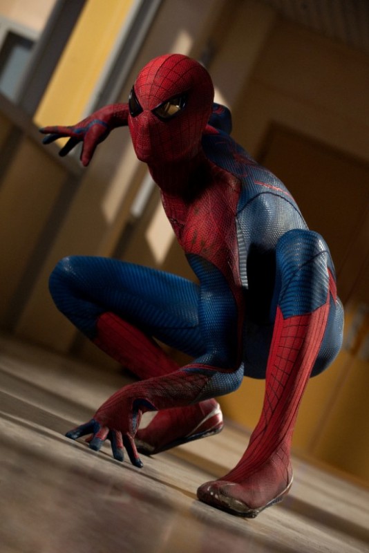 Il nuovo Spider-Man in posa plastica prima dell'azione in The Amazing