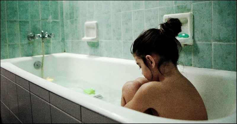Dictado: la giovane mágica pérez nella vasca da bagno in una scena ... La vasca nella vasca