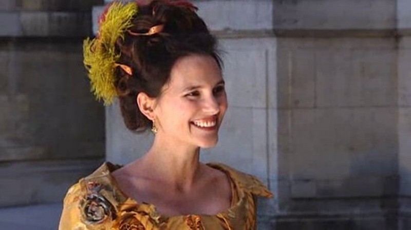 Virginie Ledoyen sorride in una scena del film Farewell, My Queen ...