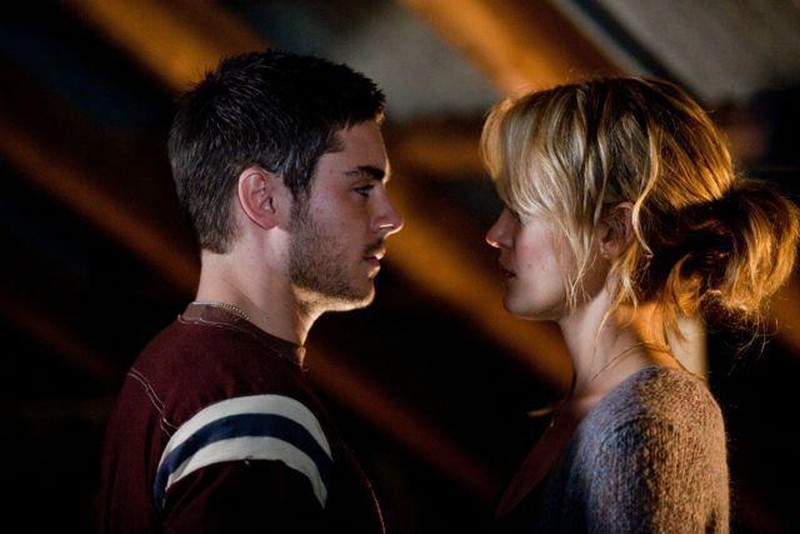 Ho cercato il tuo nome Taylor Schilling e Zac Efron si scambiano un intenso sguardo in un