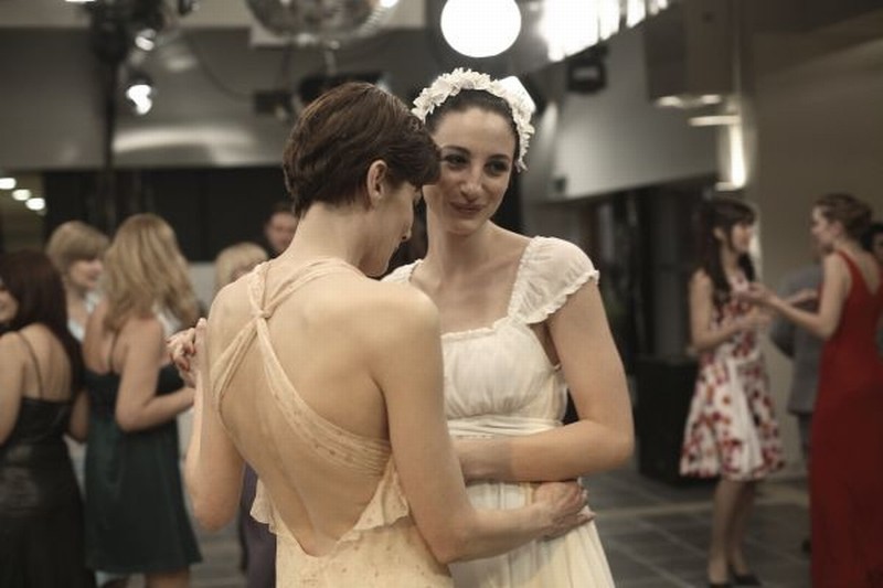 Il richiamo Francesca Inaudi e Sandra Ceccarelli 'in bianco' danzano in un momento del film Il richiamo Francesca Inaudi e Sandra Ceccarelli 'in bianco' danzano in un momento del film