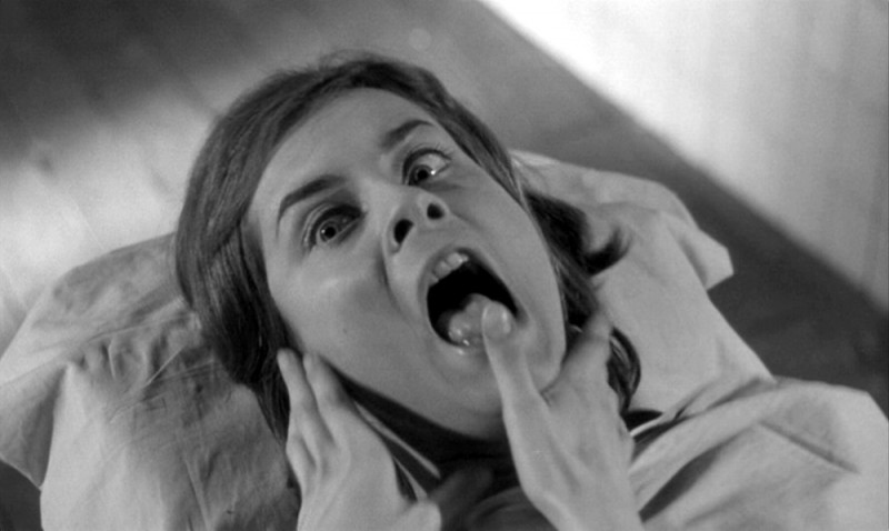 Juliette Mayniel spaventata in una scena del film Occhi senza volto