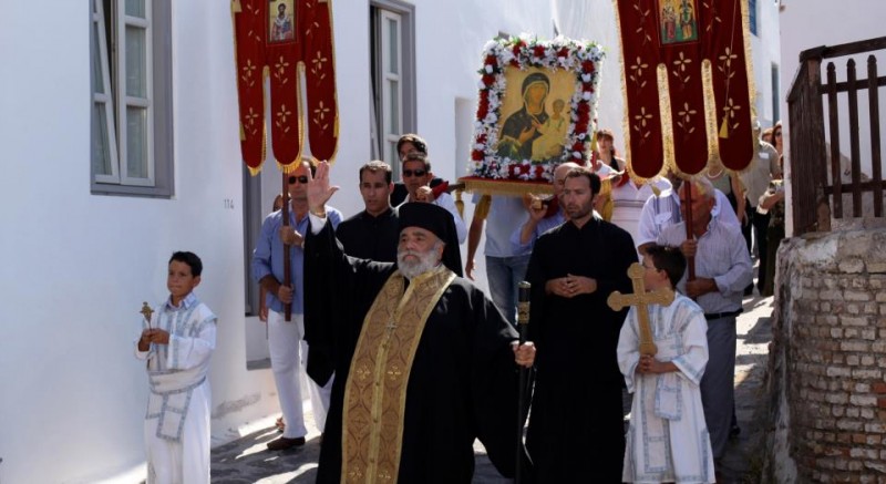 Tu Honoreras Ta Mere Et Ta Mere Tu honoreras ta mère et ta mère: Demis Roussos in una scena della