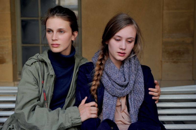 Giovane e bella Marine Vacth in una scena del film insieme a Jeanne