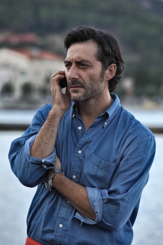 I delitti del BarLume Filippo Timi in una scena della serie Sky 290857 Movieplayer.it I delitti del BarLume Filippo Timi in una scena della serie Sky 290857 Movieplayer.it