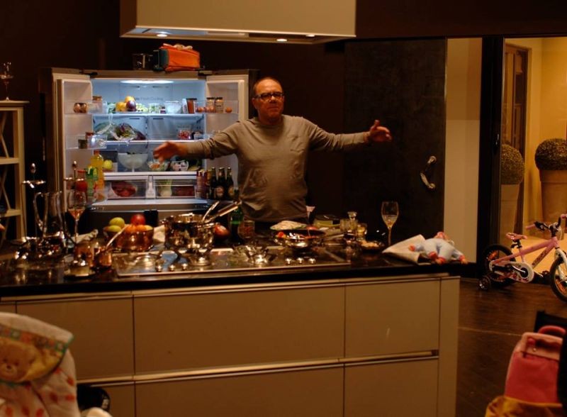 Sotto una buona stella Carlo Verdone in versione mammo casalingo in una scena del film 298962 Sotto una buona stella Carlo Verdone in versione mammo casalingo in una scena del film 298962