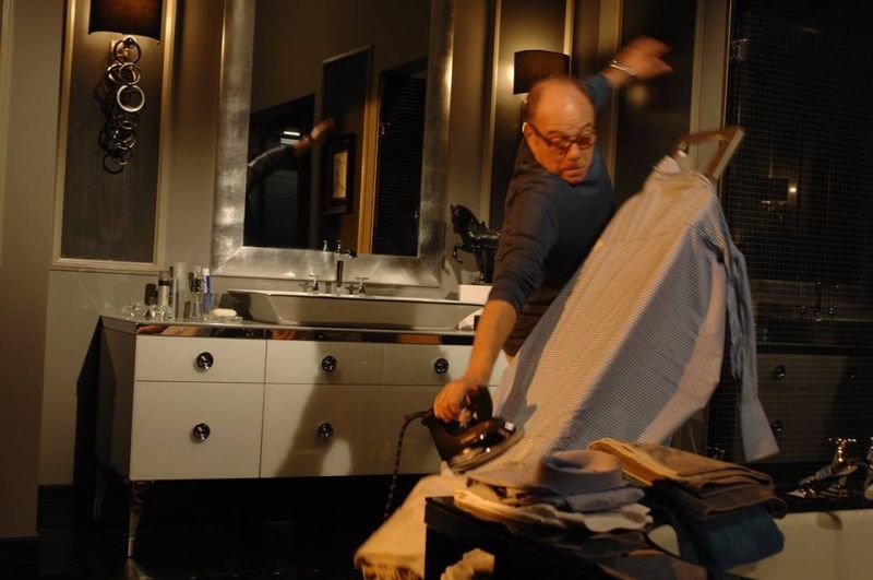 Sotto una buona stella Carlo Verdone tenta di stirare una camicia in una scena del film 298970 Sotto una buona stella Carlo Verdone tenta di stirare una camicia in una scena del film 298970