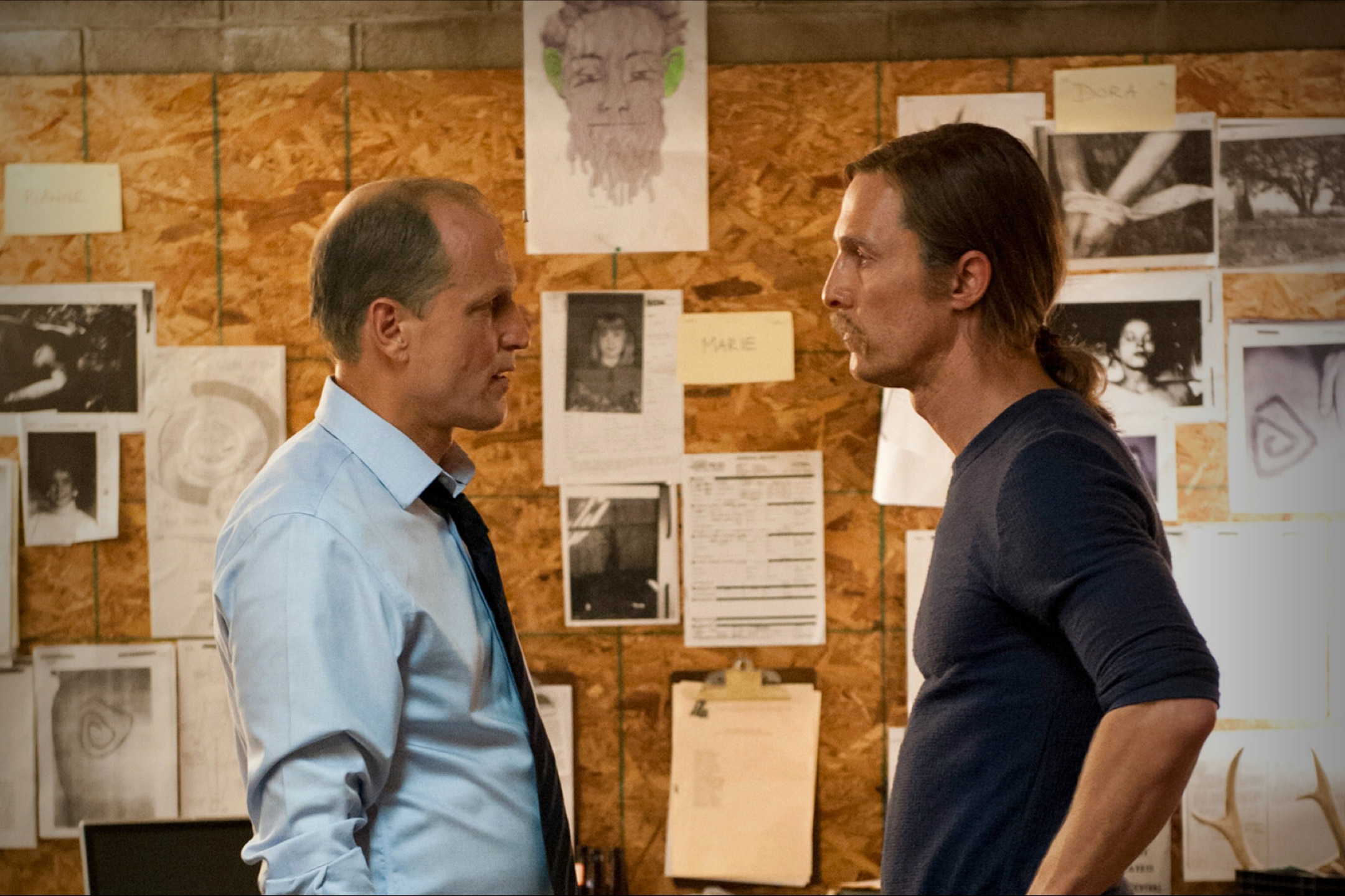 True Detective Matthew McConaughey con Woody Harrelson nell'episodio