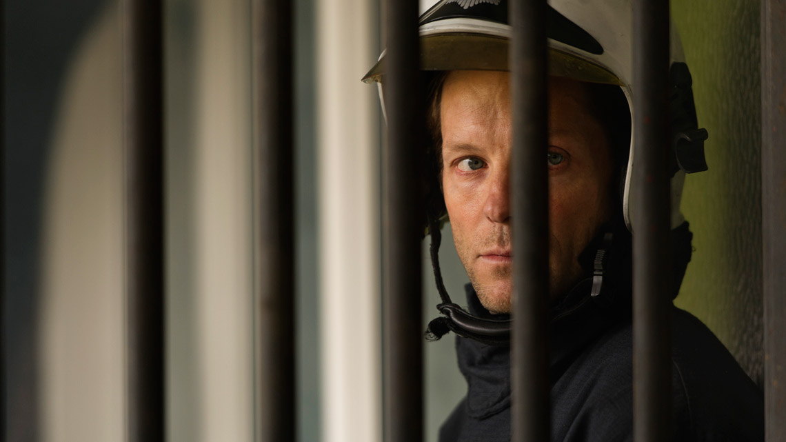 The Smoke: Jamie Bamber in un momento del primo episodio: 374700 ...