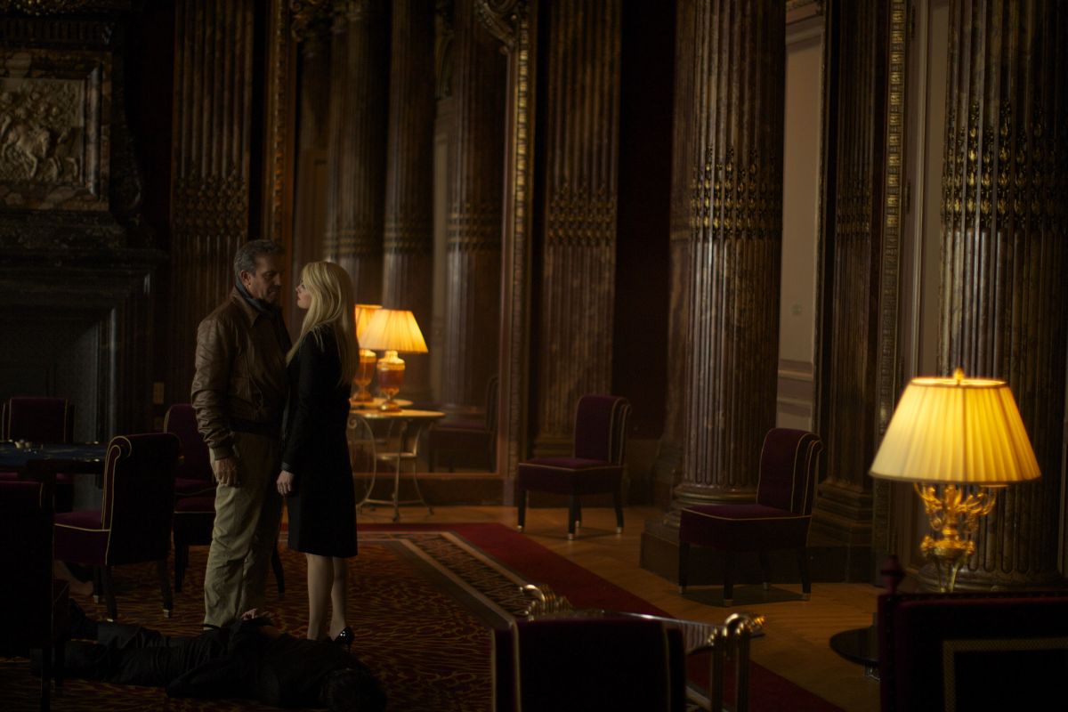 3 Days to Kill Kevin Costner insieme a Amber Heard in una scena