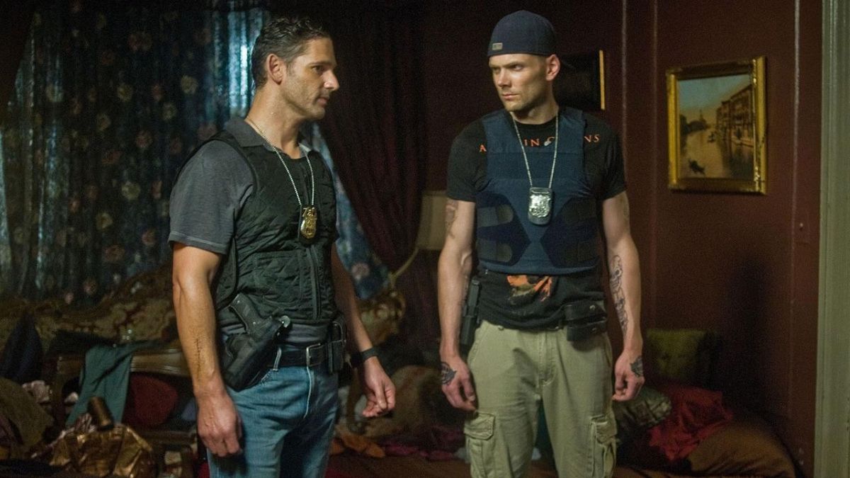 Liberaci dal male: Eric Bana con Joel McHale in una scena del thriller