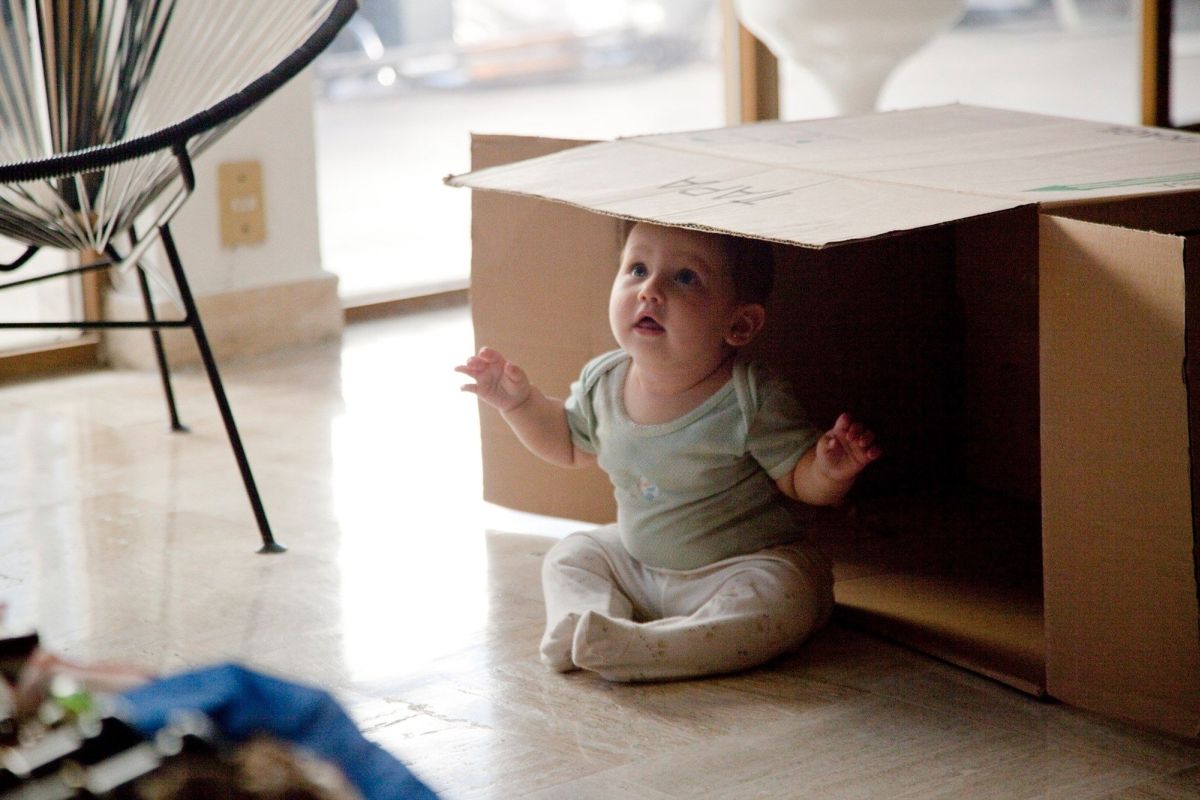 Instructions Not Included la tenera Maggie in fasce gioca in una scena