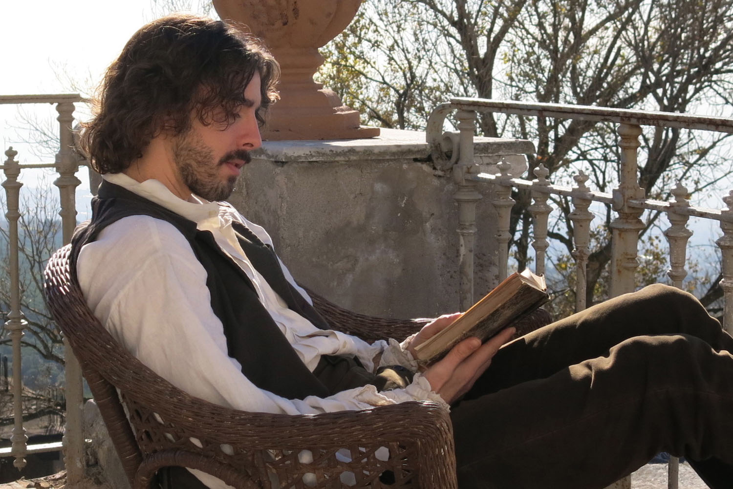 Il giovane favoloso Michele Riondino è Antonio Ranieri in una scena