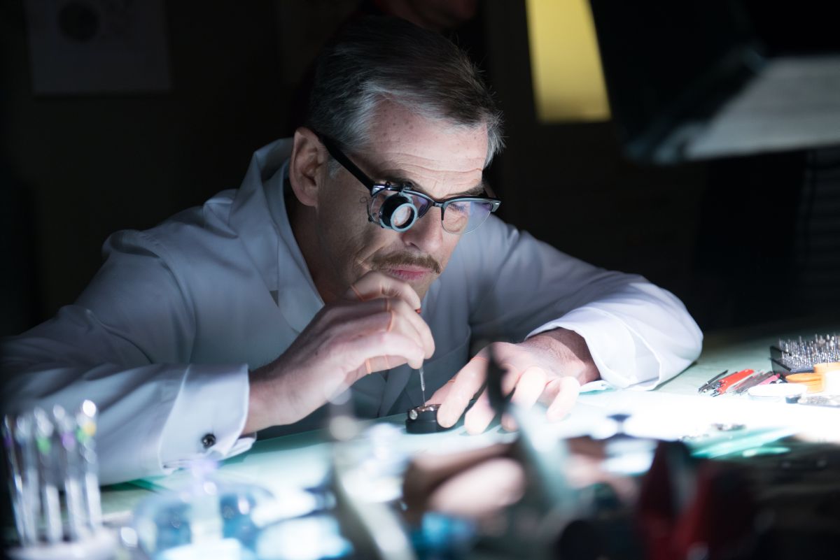 Survivor Pierce Brosnan in una scena 401292 Movieplayer.it