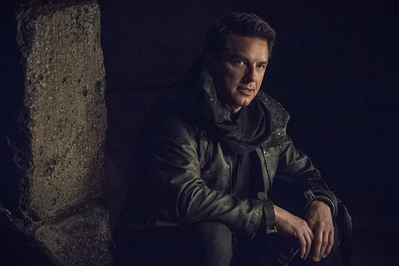 Arrow John Barrowman Interpreta Malcolm Merlyn In My Name Is Oliver Queen 402089 Movieplayerit 3143