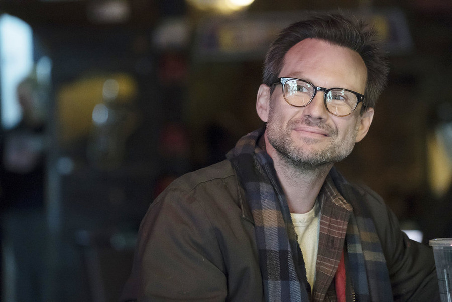 Films Et Séries Tv Avec Christian Slater Mr. Robot: Christian Slater in un momento dell'episodio d3bug.mkv
