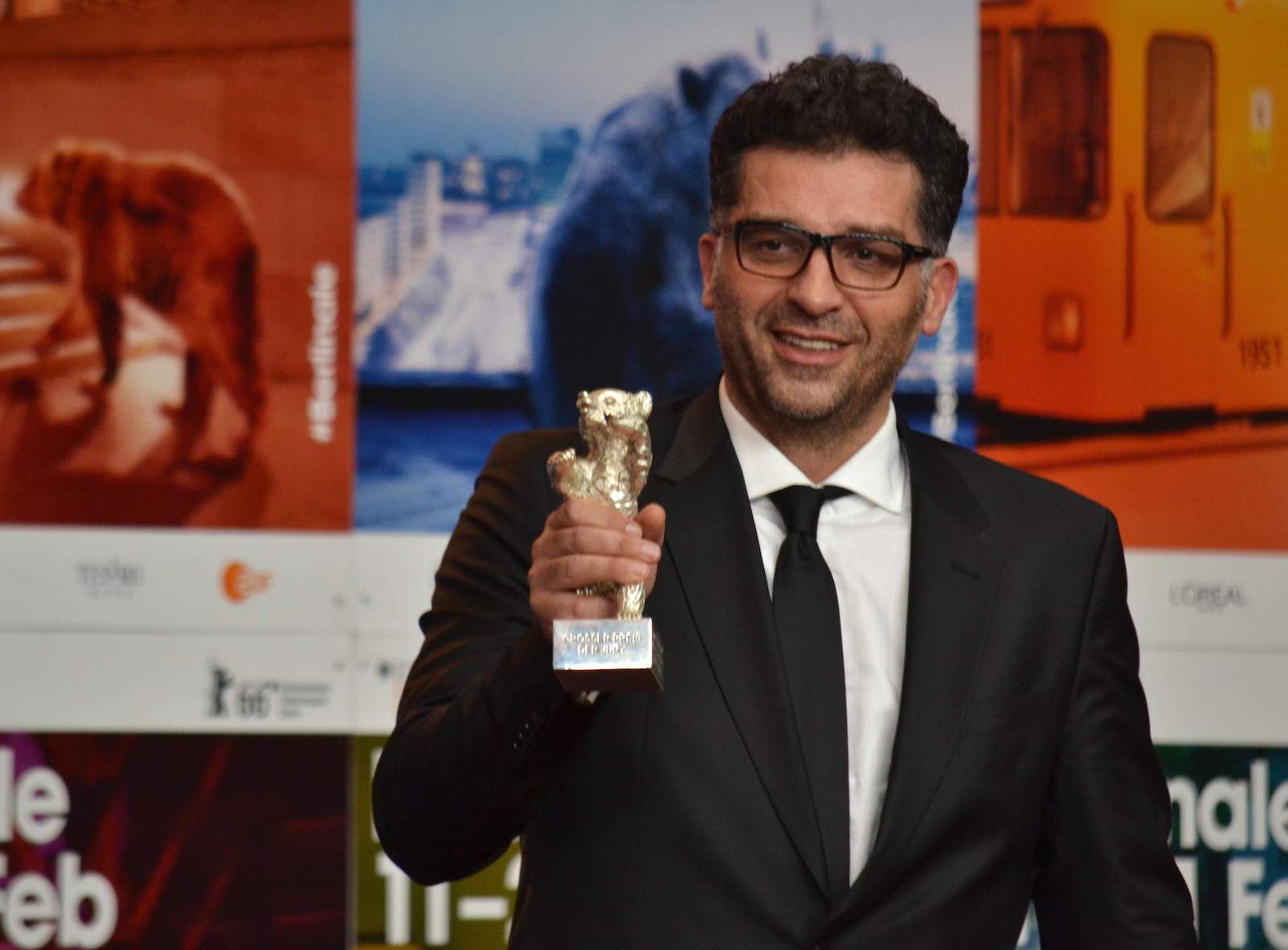 Berlino 2016 Danis Tanović mostra il premio alla conferenza dei