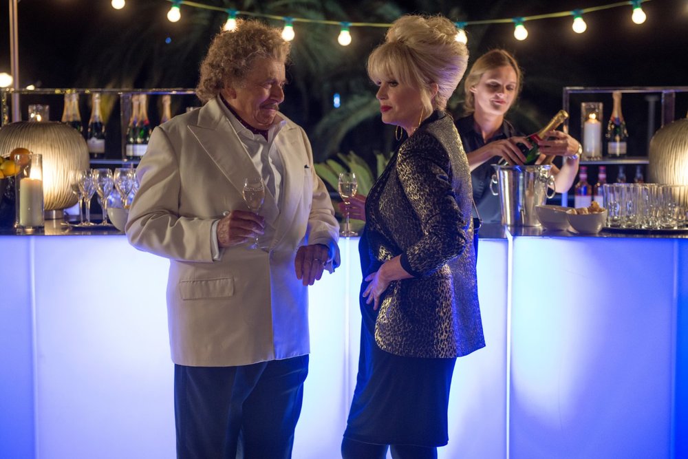 Absolutely Fabulous Le Film Streaming Absolutely Fabulous: The Movie, Barry Humphries e Joanna Lumley in una