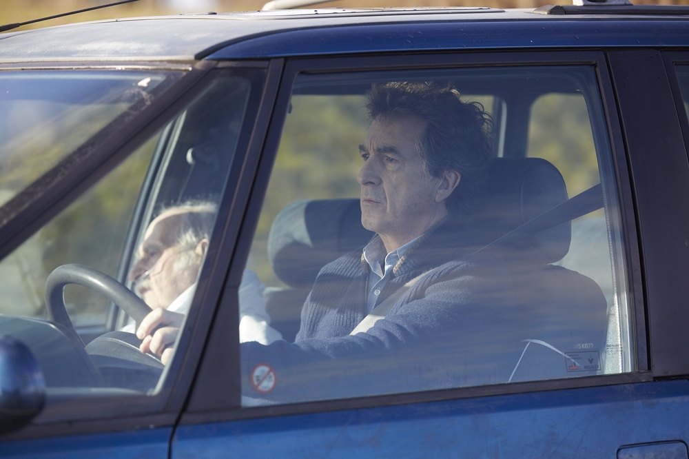 Il medico di campagna François Cluzet in macchina in una scena del
