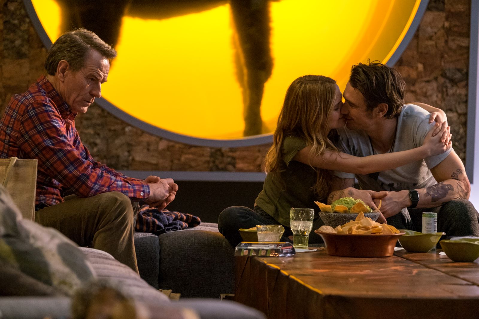 Proprio lui? Bryan Cranston, Zoey Deutch e James Franco in una scena