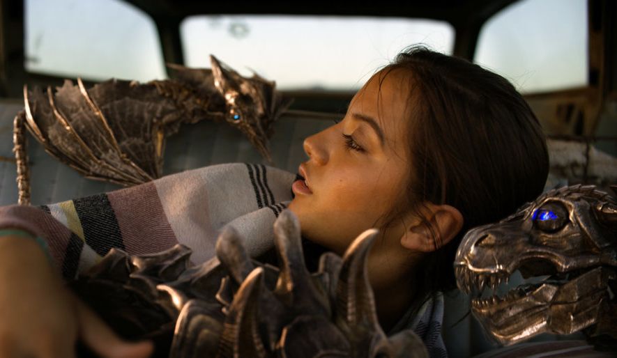 Transformers L'ultimo cavaliere Isabela Moner in una scena del film