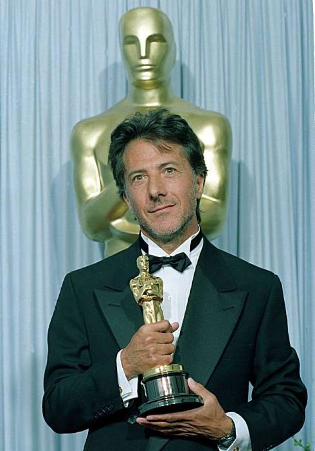 Dustin Hoffman con l'Oscar vinto nel 1989 per Rain Man L'uomo della
