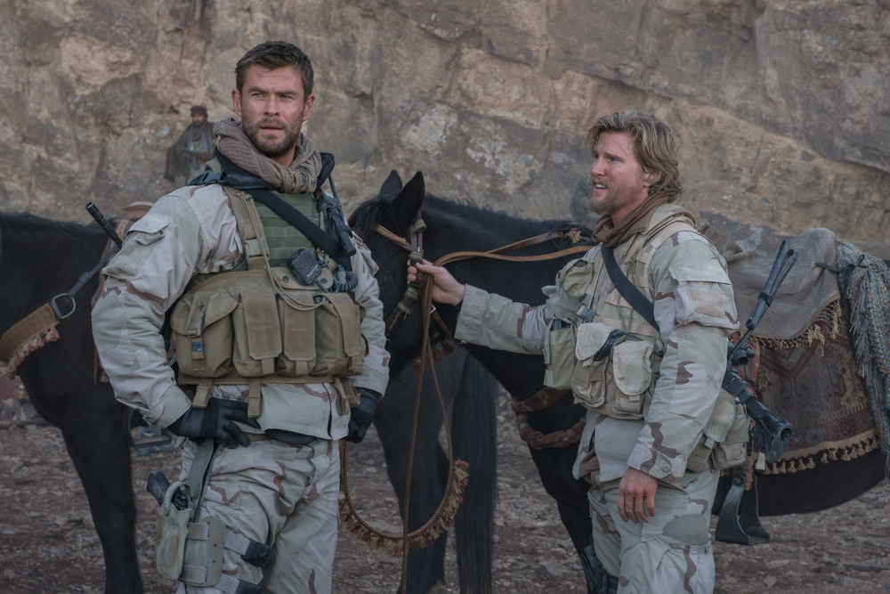 12 Soldiers Chris Hemsworth e Thad Luckinbill in una scena del film