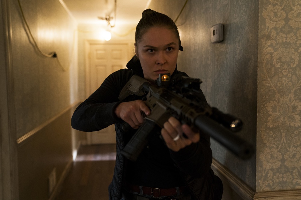 Red Zone 22 miglia di fuoco Ronda Rousey in una scena del film 478957 Movieplayer.it Red Zone 22 miglia di fuoco Ronda Rousey in una scena del film 478957 Movieplayer.it