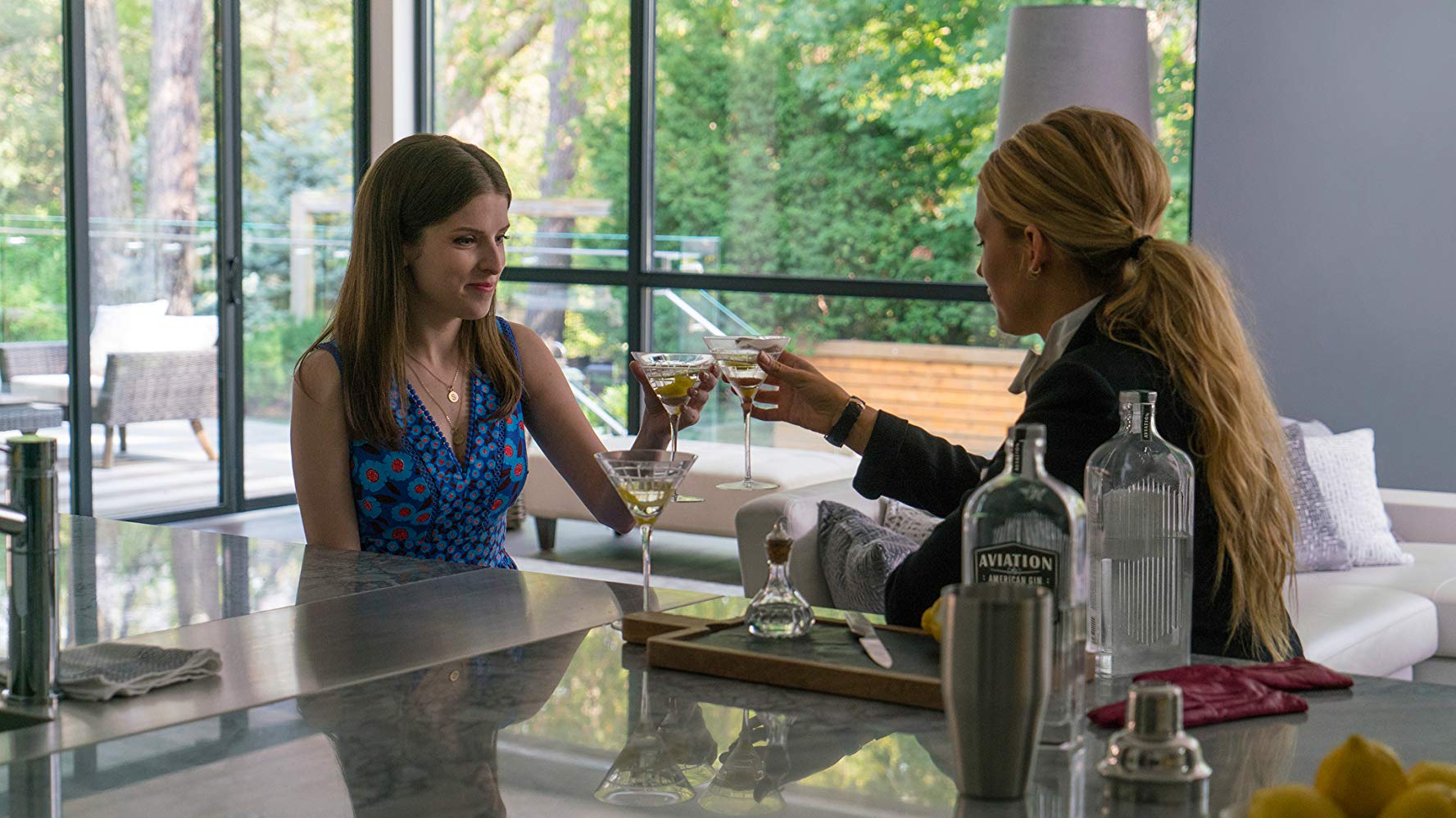 Un piccolo favore Anna Kendrick insieme a Blake Lively in una scena