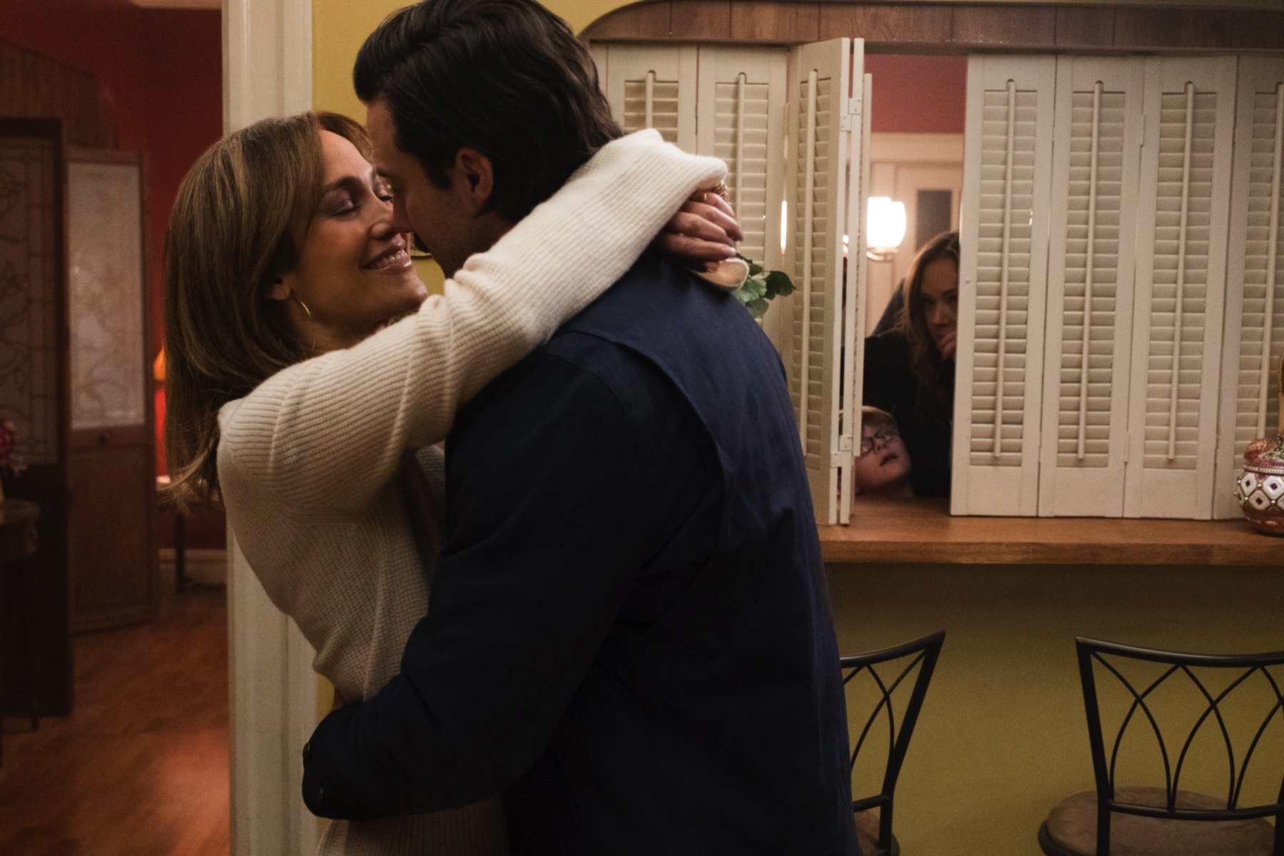 da me Jennifer Lopez e Milo Ventimiglia in una scena romantica 483016 Movieplayer.it da me Jennifer Lopez e Milo Ventimiglia in una scena romantica 483016 Movieplayer.it