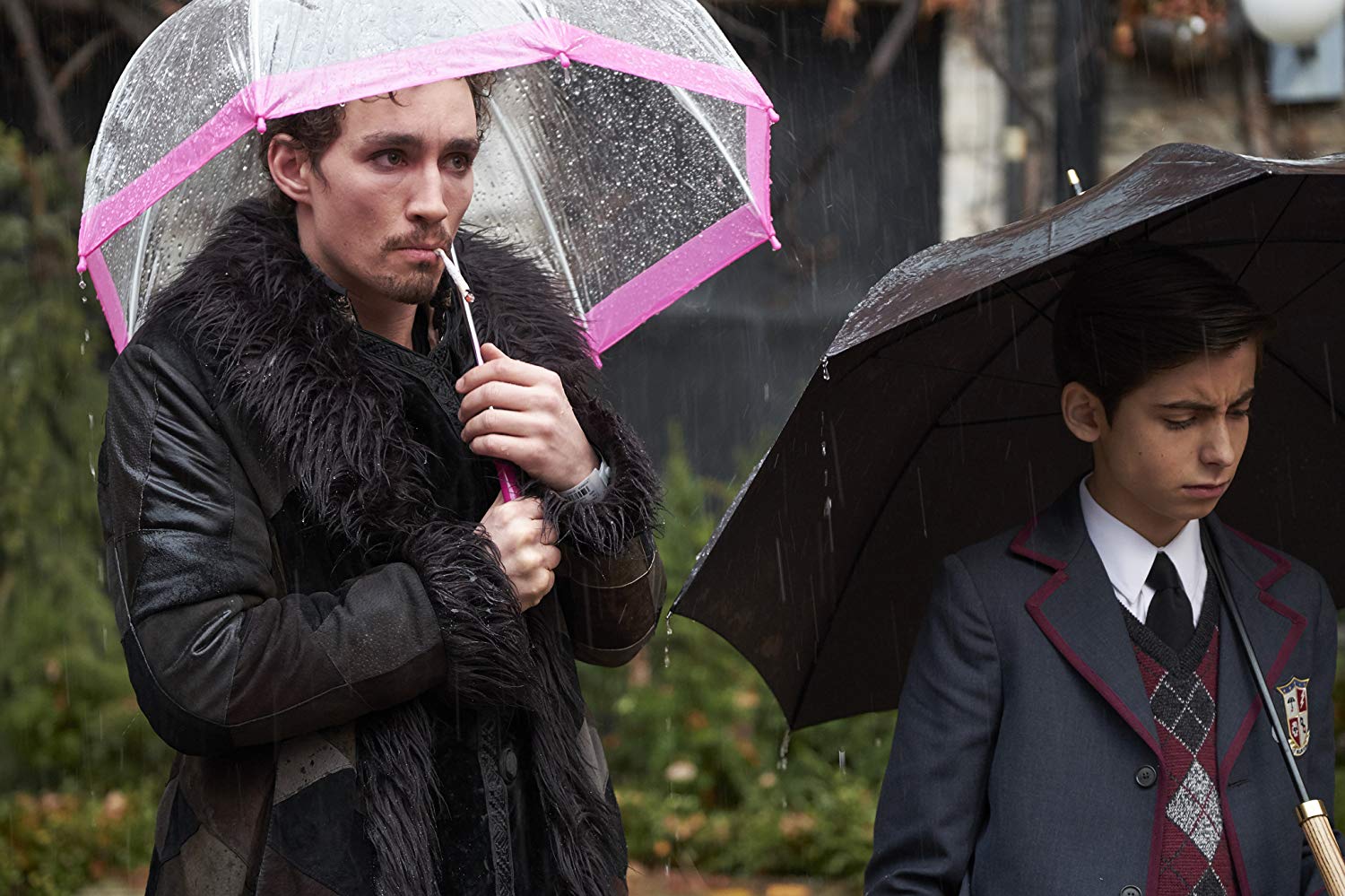 the-umbrella-academy-robert-sheehan-aidan-gallagher-in-una-scena