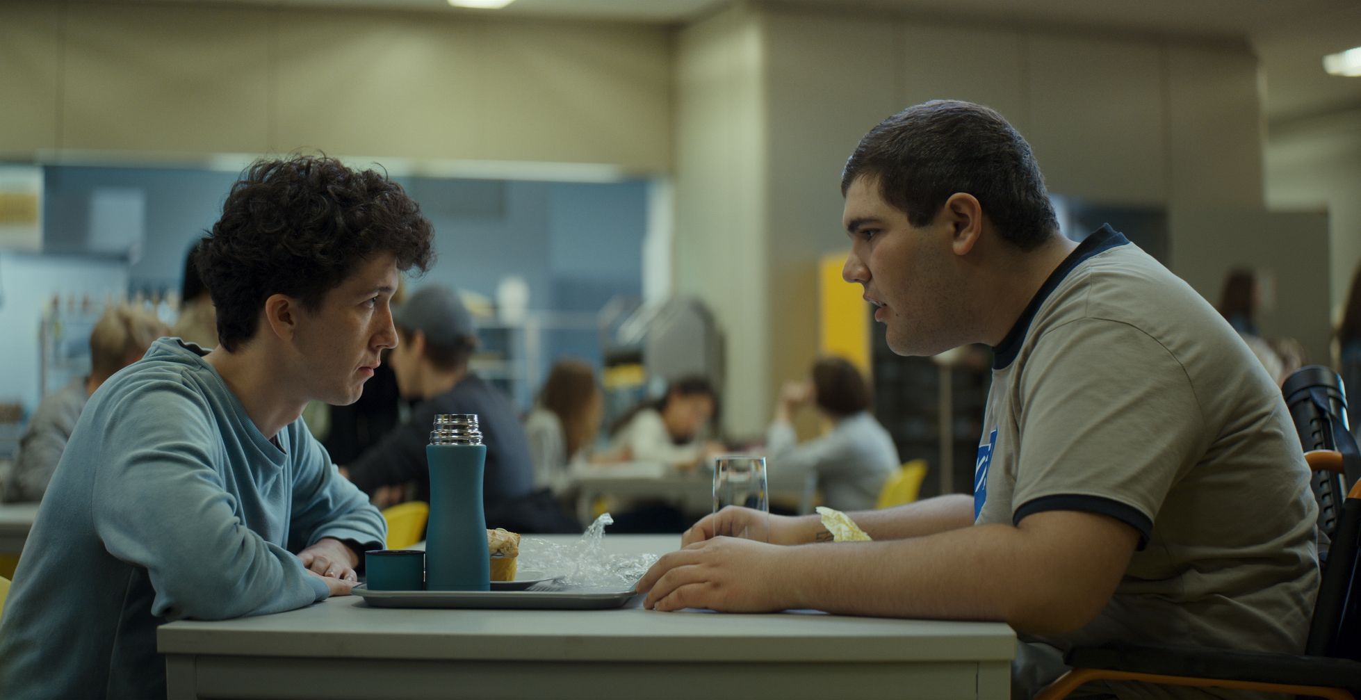 Come vendere droga online (in fretta) una scena con Maximilian Mundt e