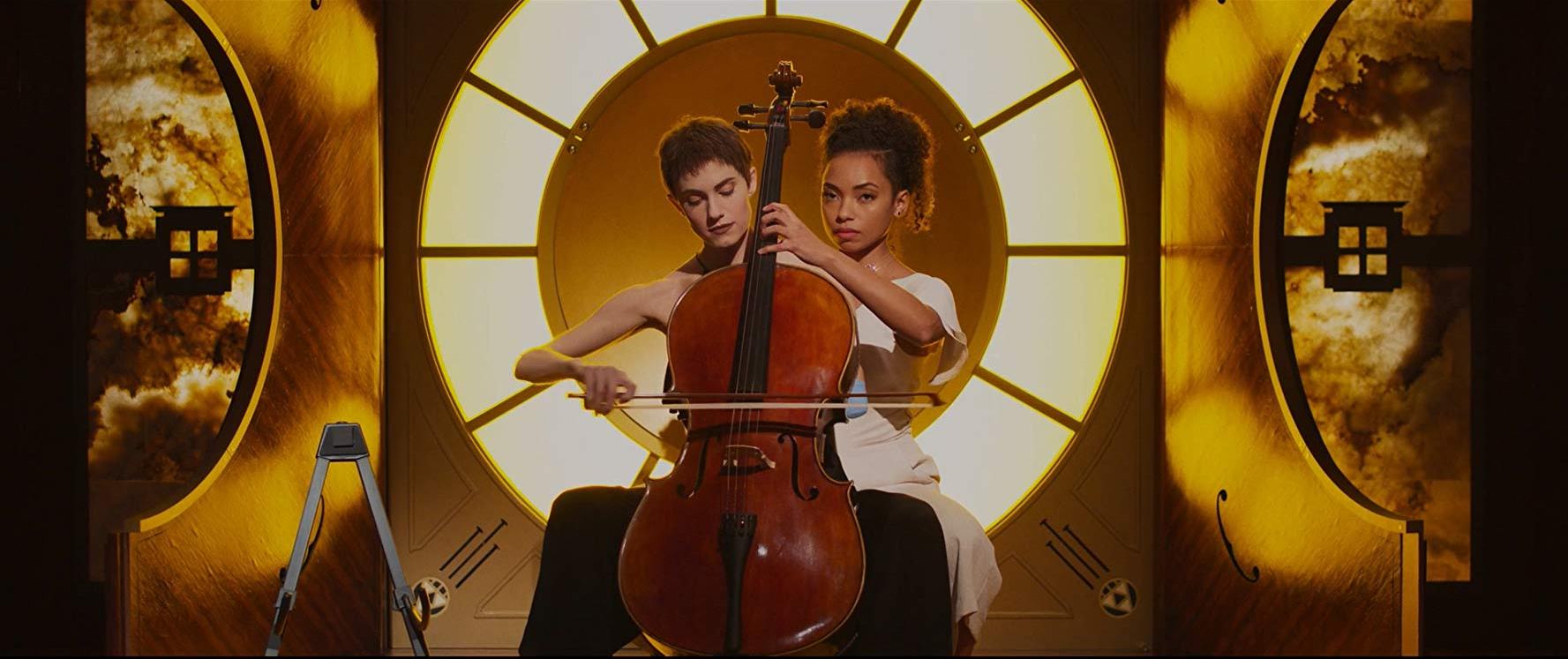 The perfection logan browning con allison williams in una scena