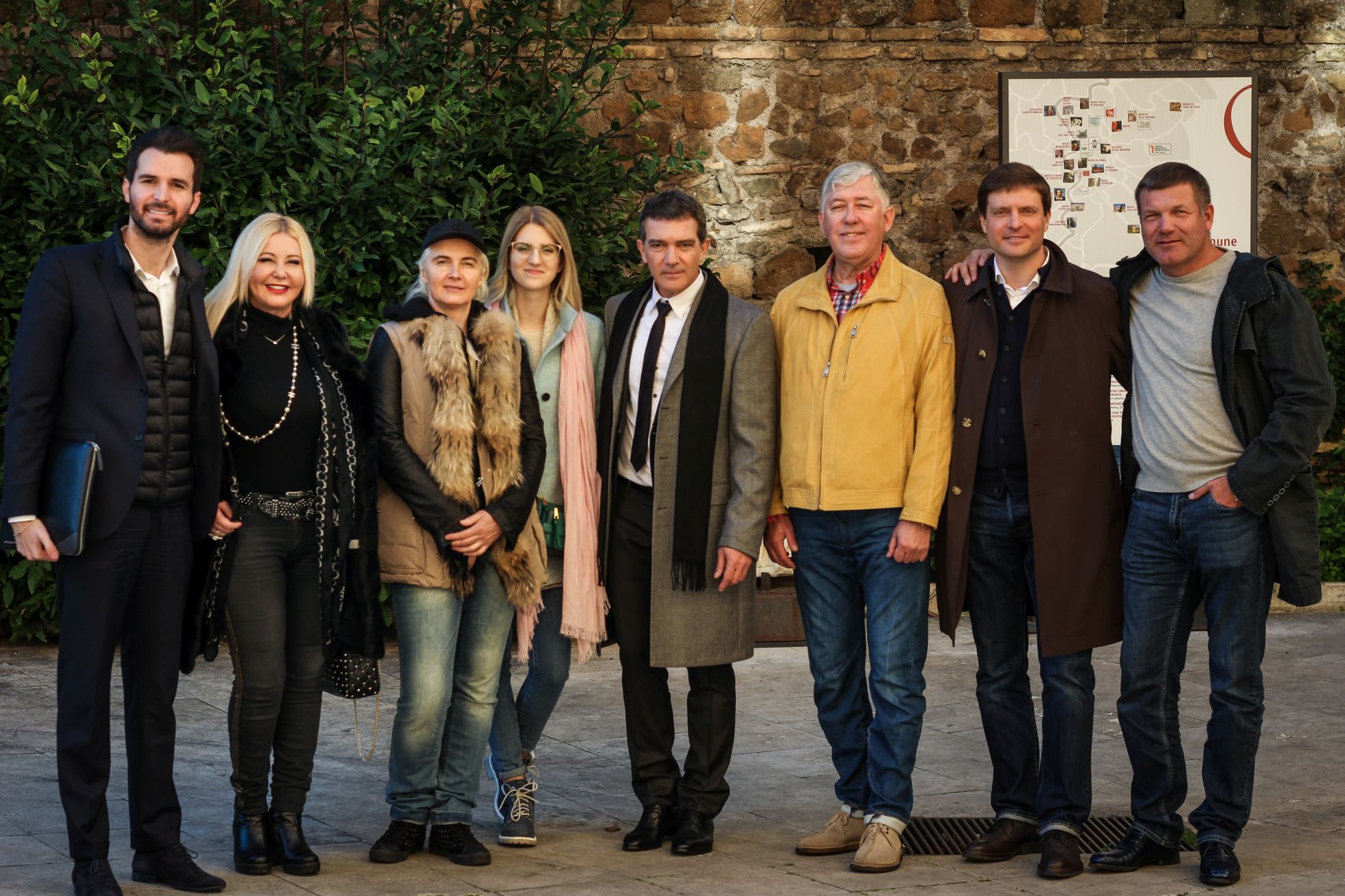 Beyond the Edge un'immagine promozionale con il cast 492305