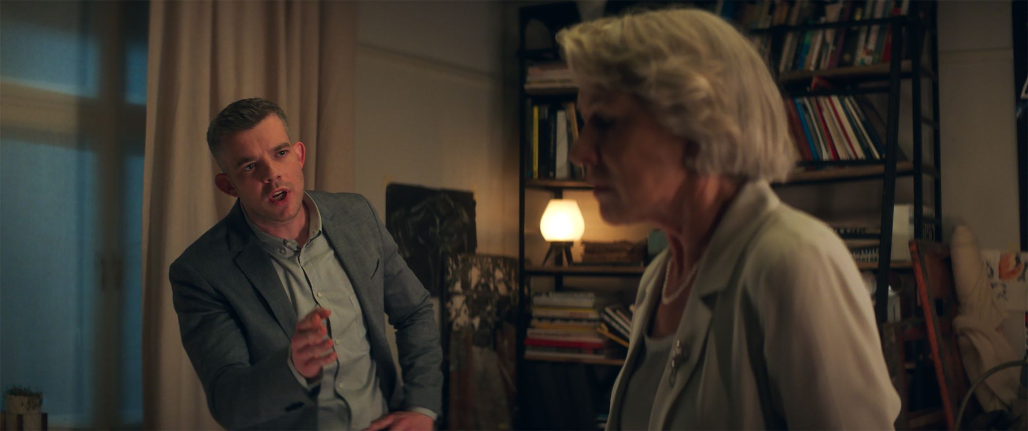 L'inganno perfetto Helen Mirren e Russell Tovey in una scena del film 501248 Movieplayer.it L'inganno perfetto Helen Mirren e Russell Tovey in una scena del film 501248 Movieplayer.it