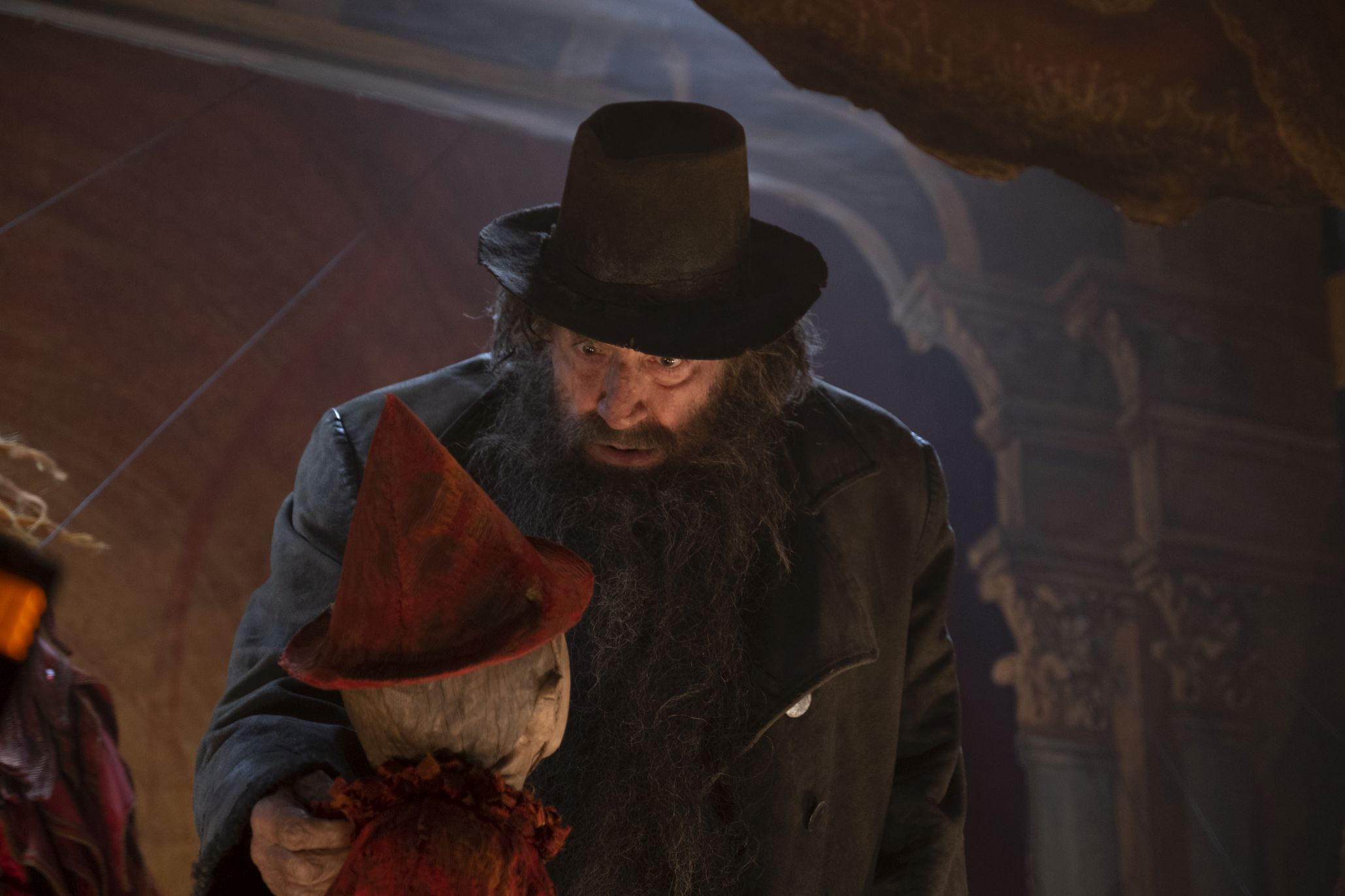 Pinocchio: Gigi Proietti e Federico Ielapi in una scena ...