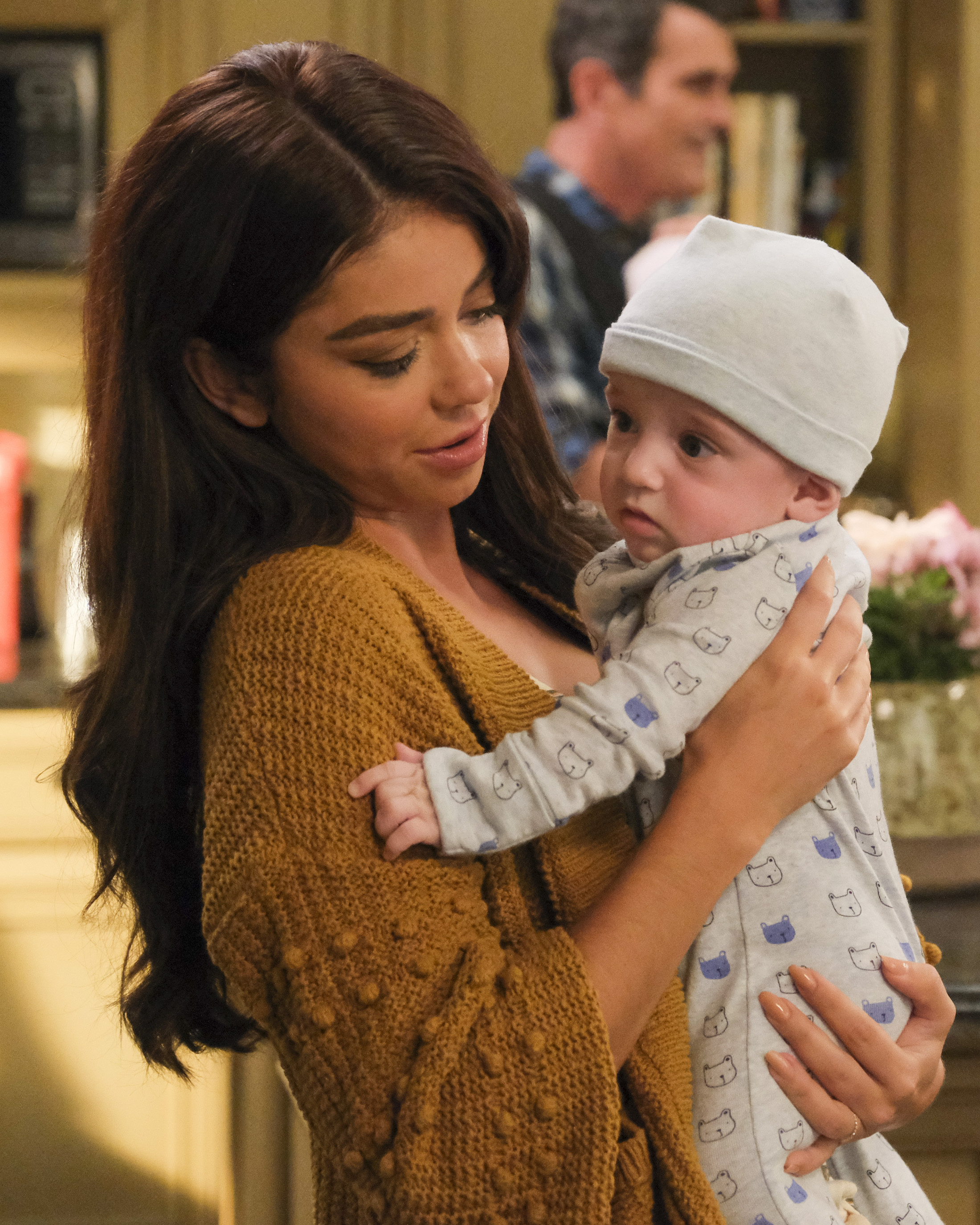 Sarah Hyland'S Family Life: A Close Look - tjyp8ij