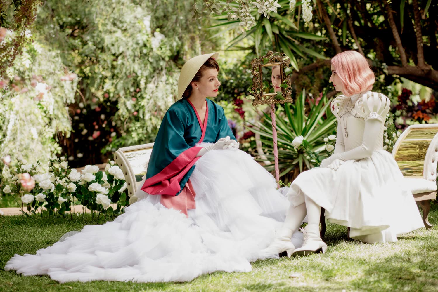 Paradise Hills: una scena con Milla Jovovich, Emma Roberts: 521215