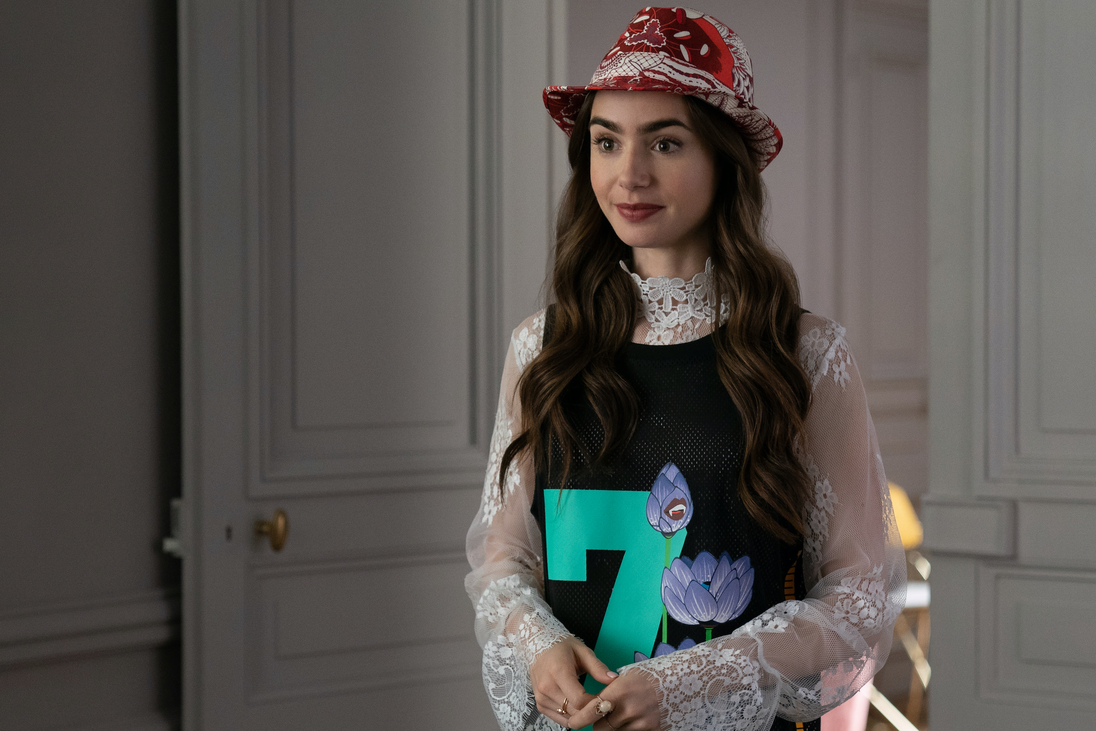 Emily In Paris Lily Collins In Una Scena Della Serie Netflix 521580 Movieplayerit