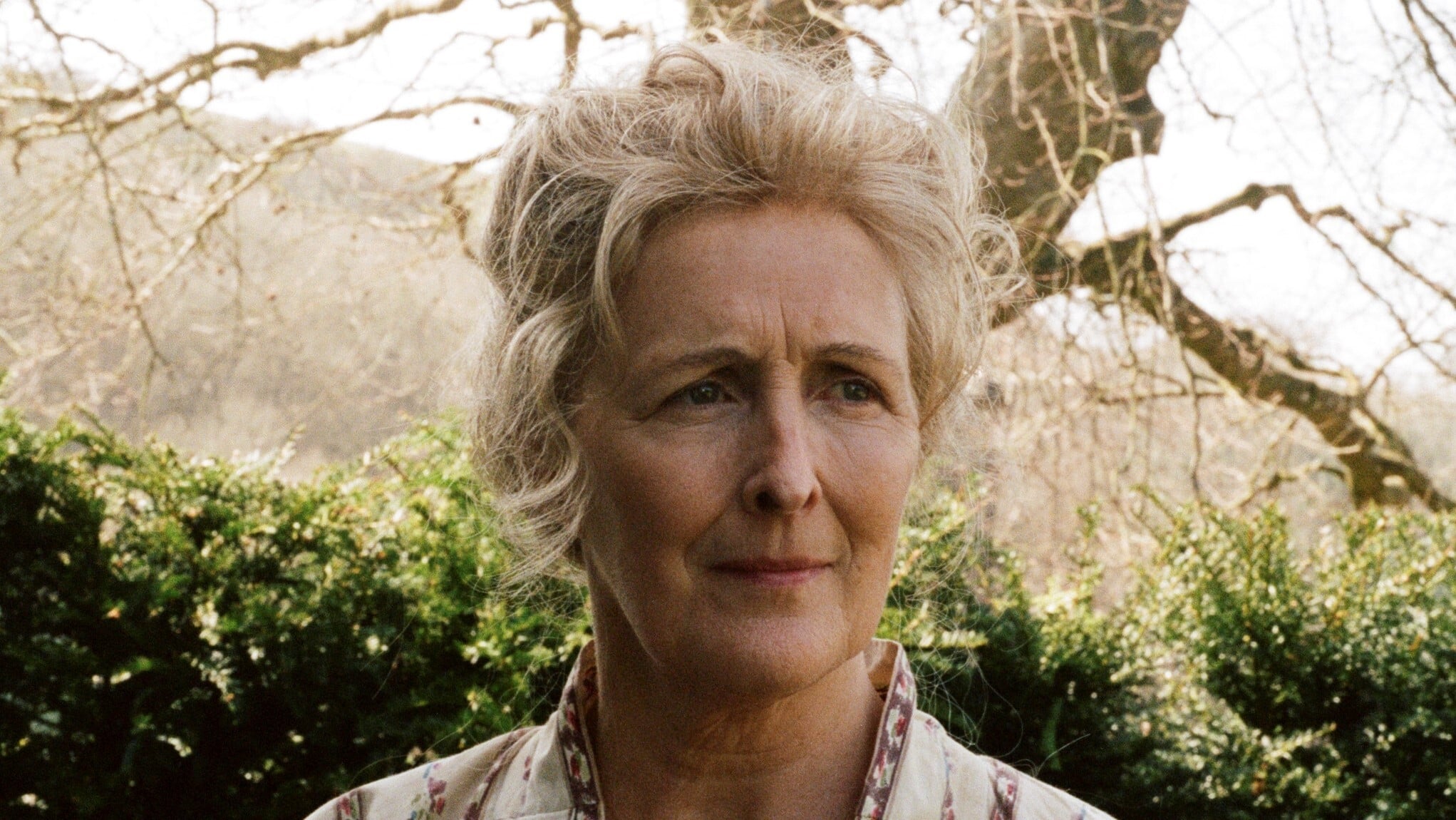 Ammonite Sopra un'onda del mare Fiona Shaw in una scena 533632 Movieplayer.it