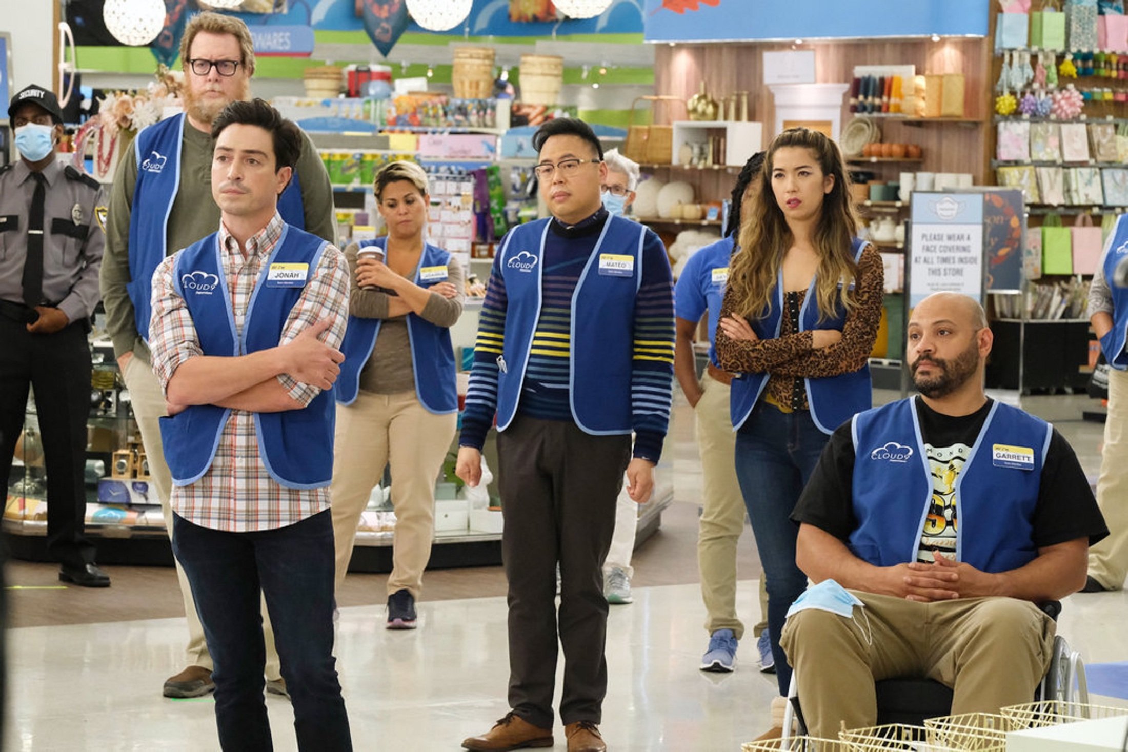 Superstore Il Cast In Una Scena Della Stagione 6 534588 Movieplayer It   Superstore 6 Scena 3 