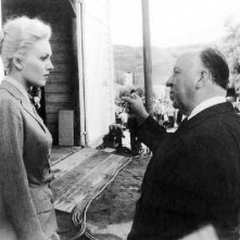 Alfred Hitchcock Spiega Una Scena A Kim Novak Sul Set Di La Donna Che Visse Due Volte 34