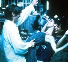 Gael Garcia Bernal con Diego Luna e Maribel Verdú in una scena di Y tu mamá también