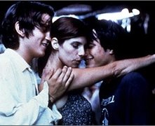 Gael Garcia Bernal, Diego Luna e Maribel Verdú in una scena di Y tu mamá también