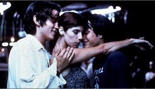 Gael Garcia Bernal, Diego Luna e Maribel Verdú in una scena di Y tu mamá también