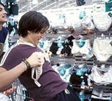 Gael Garcia Bernal e Diego Luna in una scena del teen movie in salsa messicana Y tu mamá también