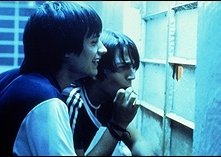 Gael Garcia Bernal e Diego Luna in una scena di Y tu mamá también