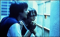 Gael Garcia Bernal e Diego Luna in una scena di Y tu mamá también