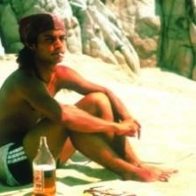 Gael Garcia Bernal sulla spiaggia in una scena di Y tu mamá también